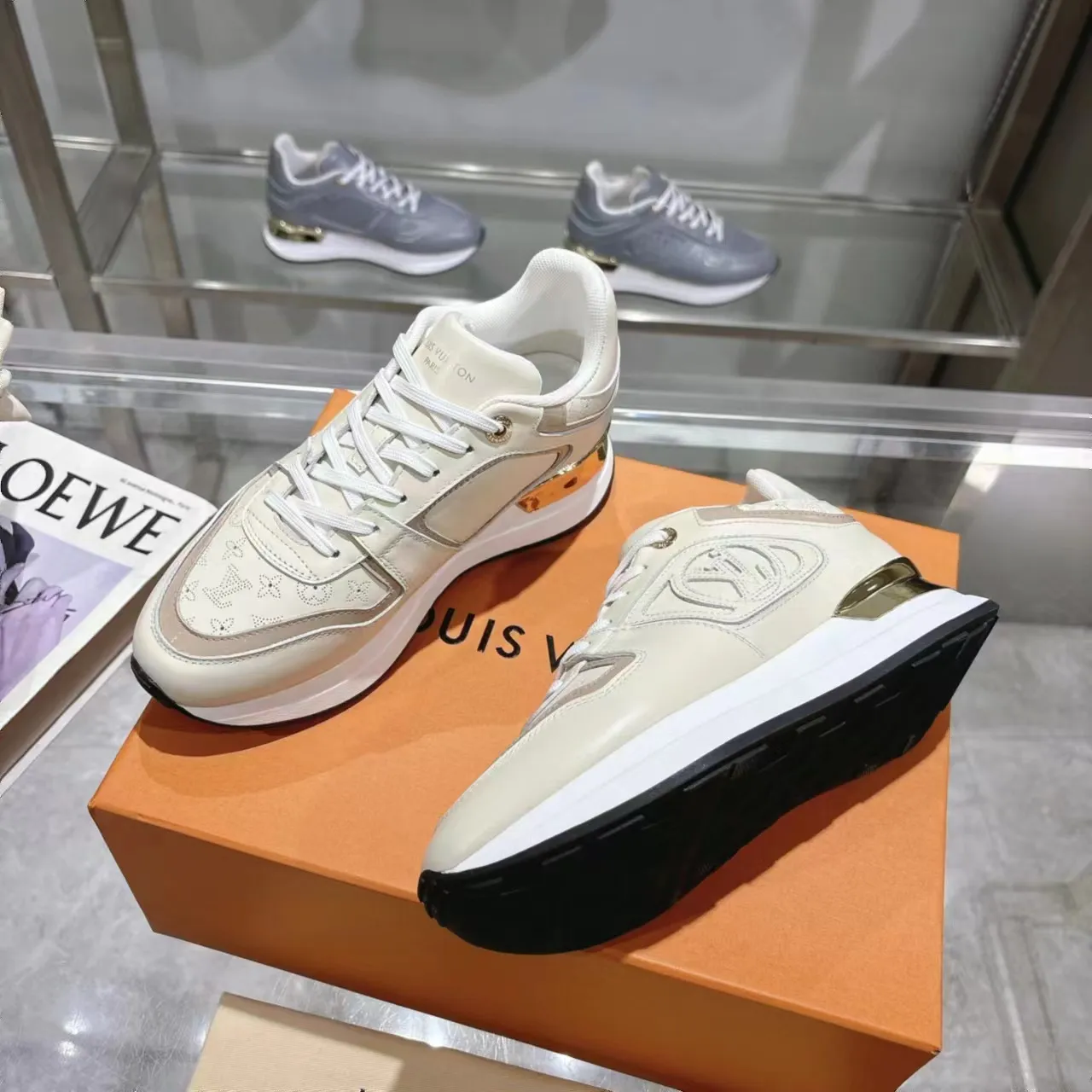 [L Family] P: 760💰Size 35-42 for women, 39-46 for men, (41.42 for women, 45.46 for men, customized) .LV Donkey Brand 🔥🔥LOUIS VUITTON Louis Vuitton's official website synchronizes the 2025 autumn and winter couple's models, which are now on the market, this Neo Run Away sneakers are inspired by running shoes, integrating LV's iconic must-have shoes into the trend. This version is a 1:1 replica of the original version. It is made of two-tone calfskin to highlight its simple lines and unique wedge outsole. Key details include the LV initials on the side and an engraved gold heel stabilizer on the back plus a 2cm hidden insole.